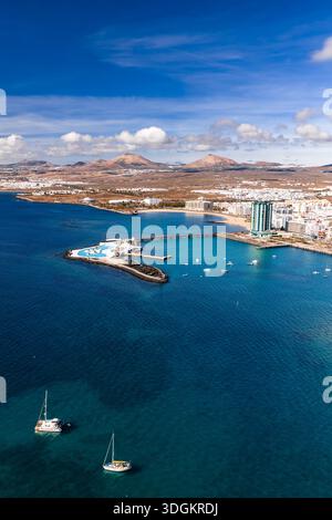 Blick aus der Vogelperspektive auf die Bucht von Arrecife, Islote de Fermina und Gran Hotel Stockfoto