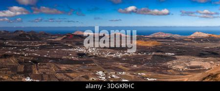 Panoramablick auf Lanzarote Kegel, La Geria Weinberge, Atlantikhorizont Stockfoto