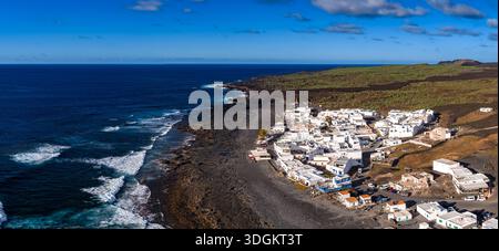 Luftküstendorf auf Lanzarote mit weiß getünchten Häusern und Lavasteuern Stockfoto