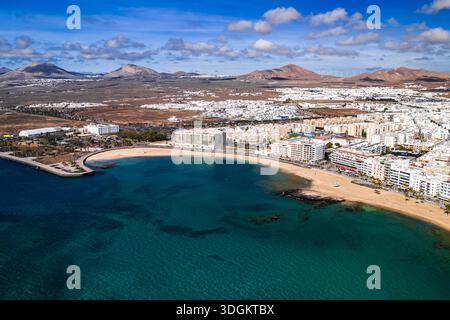 Aus der Vogelperspektive auf Arrecife, Lanzarote, Playa del Reducto und die Stadt Stockfoto