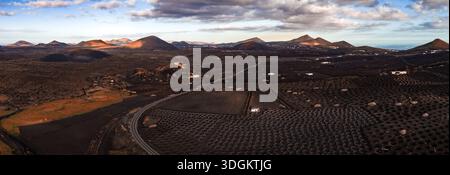 Panoramablick auf La Geria Weinberge und Timanfaya auf Lanzarote Stockfoto