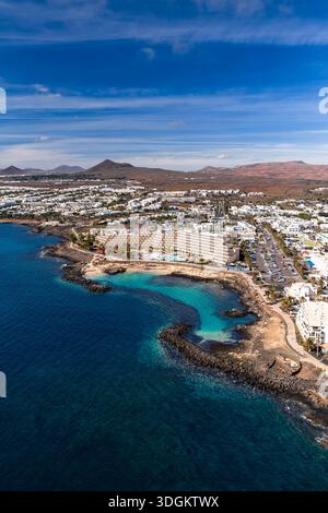 Luftküstenresort auf Lanzarote mit Lavasteuern und Buchten Stockfoto