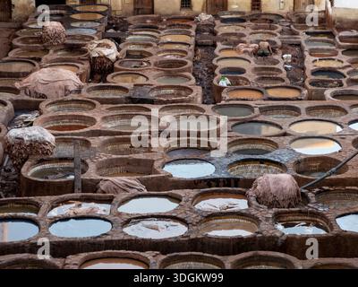 Gerbereien in der Medina in Fes, Färbebecken, Marokko Stockfoto