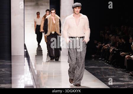 Während der Herrenmode-Show Dolce & Gabbana Herbst/Winter 2026–2027 auf der Mailand Men’s Fashion Week am 17. Januar 2026 in Mailand, Italien, spaziert ein Model auf dem Laufsteg. © Foto von Cinzia Camela. Quelle: Cinzia Camela/Alamy Live News Stockfoto
