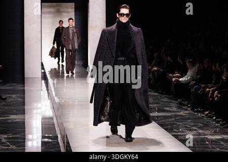 Während der Herrenmode-Show Dolce & Gabbana Herbst/Winter 2026–2027 auf der Mailand Men’s Fashion Week am 17. Januar 2026 in Mailand, Italien, spaziert ein Model auf dem Laufsteg. © Foto von Cinzia Camela. Quelle: Cinzia Camela/Alamy Live News Stockfoto