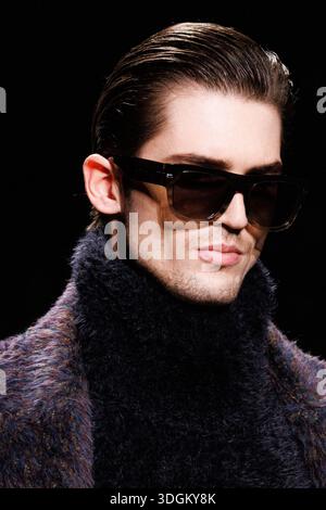 Während der Herrenmode-Show Dolce & Gabbana Herbst/Winter 2026–2027 auf der Mailand Men’s Fashion Week am 17. Januar 2026 in Mailand, Italien, spaziert ein Model auf dem Laufsteg. © Foto von Cinzia Camela. Quelle: Cinzia Camela/Alamy Live News Stockfoto