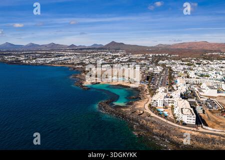 Aus der Vogelperspektive von Playa Blanca, Lanzarote Resort mit vulkanischer Küste Stockfoto