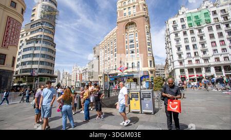 Callao Square plaza im Stadtzentrum von Madrid, öffentlicher Platz mit Blick auf die Gran Via und berühmtem Schweppes-Schild und Eingang zur Callao U-Bahn-Station, Spanien Stockfoto