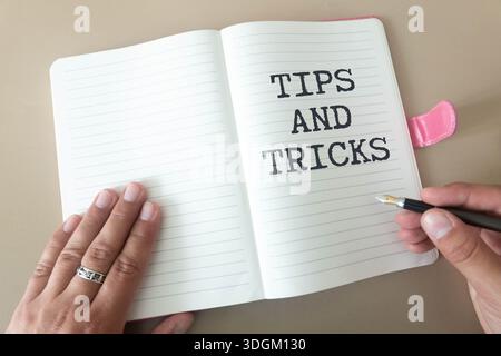 Holzblöcke mit den Worten Tipps und Tricks. Symbol für Tipps und Tricks. Schöner blauer marineblauer Hintergrund. Geschäftskonzept und Unternehmensberatung. Spa kopieren Stockfoto