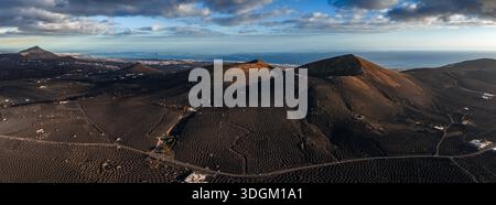 Panoramablick auf La Geria Weinberge und Zocos in Lanzarote, Spanien Stockfoto