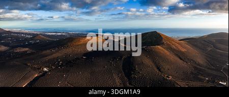 Panoramablick auf La Geria Weinberge und Vulkankegel, Lanzarote Stockfoto