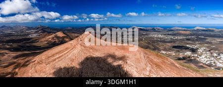 Luftpanorama von Lanzarote Kegel, La Geria Weinberge, Atlantik Stockfoto