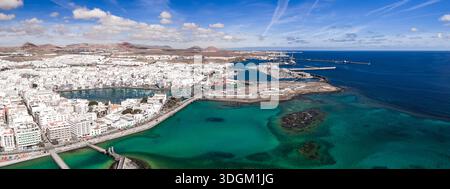 Luftpanorama von Arrecife, Lanzarote, Charco de San Gines und Hafen Stockfoto