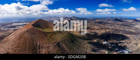 Panoramablick auf Lanzarote, die Weinberge von La Geria und die Gipfel von Timanfaya Stockfoto