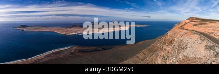 Luftpanorama von La Graciosa und Chinijo ab Mirador del Rio Stockfoto