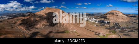 Aus der Vogelperspektive der vulkanischen Kegel und der Weinberge La Geria auf Lanzarote Stockfoto