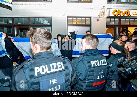 Leipzig, Sachsen, Deutschland. Januar 2026. Ein Anti-Deutscher hinter der Polizeilinie provoziert die Demonstranten in Leipzig, 17. Januar 2026. Linke, Anarchisten und Menschen in Solidarität mit den palästinensischen Anliegen marschierten durch die Straßen von Leipzig, um gegen den andauernden Völkermord-Krieg Israels im Gazastreifen zu protestieren. Den Demonstranten folgten schwere Polizeikräfte, die auch aus anderen bundesländern kamen, und nur wenige Personen, die Teil einer linksgerichteten Organisation namens Anti-Deutsche waren, die den Staat Israel unterstützen. (Foto: © Nikos Kanistras/ZUMA Press Wire) EDITORIAL USAG Stockfoto