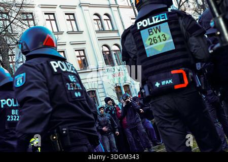 Leipzig, Sachsen, Deutschland. Januar 2026. Polizeibeamte halten Abstand zu den Demonstranten, nachdem sie ihren Block gestürmt und eine Person in Leipzig verhaftet haben, 17. Januar 2026. Linke, Anarchisten und Menschen in Solidarität mit den palästinensischen Anliegen marschierten durch die Straßen von Leipzig, um gegen den andauernden Völkermord-Krieg Israels im Gazastreifen zu protestieren. Den Demonstranten folgten schwere Polizeikräfte, die auch aus anderen bundesländern kamen, und nur wenige Personen, die Teil einer linksgerichteten Organisation namens Anti-Deutsche waren, die den Staat Israel unterstützen. (Kreditbild: © Nikos Stockfoto
