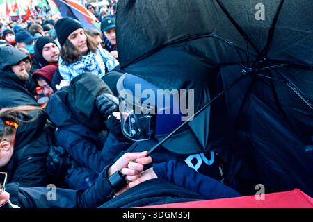 Leipzig, Sachsen, Deutschland. Januar 2026. Ein Polizeibeamter schlägt einen Demonstranten, als Polizeibeamte in den Block stürmten, um (einer anderen Person) in Leipzig am 17. Januar 2026 festzunehmen. Linke, Anarchisten und Menschen in Solidarität mit den palästinensischen Anliegen marschierten durch die Straßen von Leipzig, um gegen den andauernden Völkermord-Krieg Israels im Gazastreifen zu protestieren. Den Demonstranten folgten schwere Polizeikräfte, die auch aus anderen bundesländern kamen, und nur wenige Personen, die Teil einer linksgerichteten Organisation namens Anti-Deutsche waren, die den Staat Israel unterstützen. ( Stockfoto