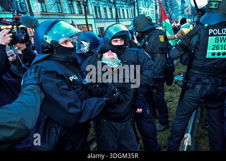 Leipzig, Sachsen, Deutschland. Januar 2026. Polizeibeamte verhaften einen Demonstranten in Leipzig, 17. Januar 2026. Linke, Anarchisten und Menschen in Solidarität mit den palästinensischen Anliegen marschierten durch die Straßen von Leipzig, um gegen den andauernden Völkermord-Krieg Israels im Gazastreifen zu protestieren. Den Demonstranten folgten schwere Polizeikräfte, die auch aus anderen bundesländern kamen, und nur wenige Personen, die Teil einer linksgerichteten Organisation namens Anti-Deutsche waren, die den Staat Israel unterstützen. (Kreditbild: © Nikos Kanistras/ZUMA Press Wire) NUR REDAKTIONELLE VERWENDUNG! Nicht für kommerzielle USA Stockfoto