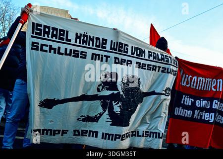 Leipzig, Sachsen, Deutschland. Januar 2026. Demonstranten halten ein Banner mit der Aufschrift "Israel Hände weg von Palästina, Ende mit der Besatzung, Kampf gegen den Imperialismus" in Leipzig, 17. Januar 2026. Linke, Anarchisten und Menschen in Solidarität mit den palästinensischen Anliegen marschierten durch die Straßen von Leipzig, um gegen den andauernden Völkermord-Krieg Israels im Gazastreifen zu protestieren. Den Demonstranten folgten schwere Polizeikräfte, die auch aus anderen bundesländern kamen, und nur wenige Personen, die Teil einer linksgerichteten Organisation namens Anti-Deutsche waren, die den Staat Israel unterstützen. (Kreditbild: © N Stockfoto
