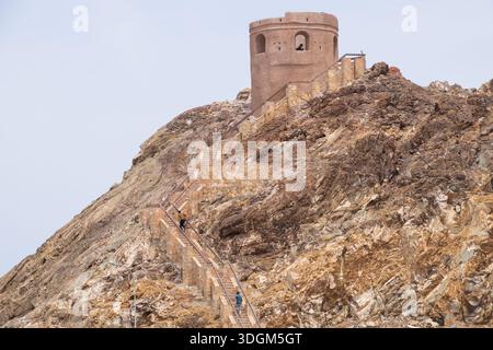 Sultanat von Oman, Muscat, Aussichtsturm, erbaut um Omans 20. Nationalfeiertag zu feiern, Riyam Park. Uferpromenade, Corniche. Stockfoto
