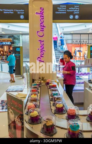 Vereinigte Arabische Emirate, Dubai Mall. Das größte Einkaufszentrum der Welt. Projekt Cupcake Restaurant, 1. Stock. Stockfoto