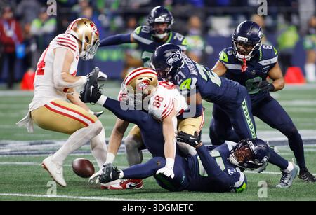 Seattle, Usa. Januar 2026. San Francisco Tight End Jake Tonges (88) fummelt nach einem Pass-Empfang nach einem harten Treffer von Seattle Cornerback Devon Witherspoon (21) im ersten Viertel eines NFL-Divisionsrunde-Playoff-Spiels im Lumen Field in Seattle, Washington, am Samstag, den 17. Januar 2026. Foto: Gary Caskey/UPI Credit: UPI/Alamy Live News Stockfoto