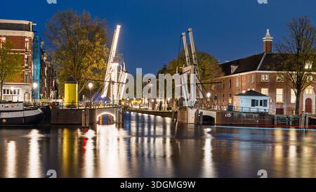 Malerische Amsterdam Nightscape beleuchtete Brücken und Reflexionen in den Kanälen von Amsterdam Stockfoto