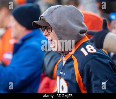 17. Januar 2026: Ein Broncos-Fan bejubelt sein Team im Playoff-Spiel der AFC Divisional Round zwischen den Denver Broncos und Buffalo Bills. Derek Regensburger/CSM. Stockfoto