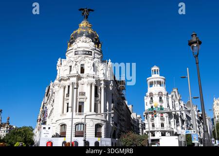 Das Stadtzentrum Madrids, die Gran Via, das Metropolis-Gebäude und das Grassy-Gebäude mit Rolex-Schild sind prominente Wahrzeichen des Zentrums von Madrid und der Gran Via Stockfoto