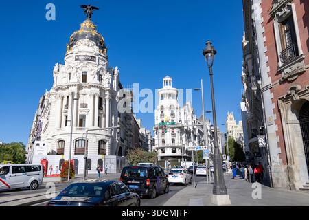 Das Stadtzentrum Madrids, die Gran Via, das Metropolis-Gebäude und das Grassy-Gebäude mit Rolex-Schild sind prominente Wahrzeichen des Zentrums von Madrid und der Gran Via Stockfoto