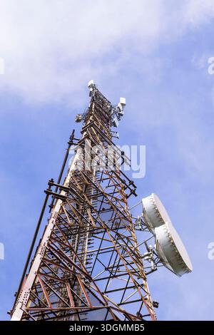 Niedriger Blick auf den Rusty Telecommunication Tower Stockfoto