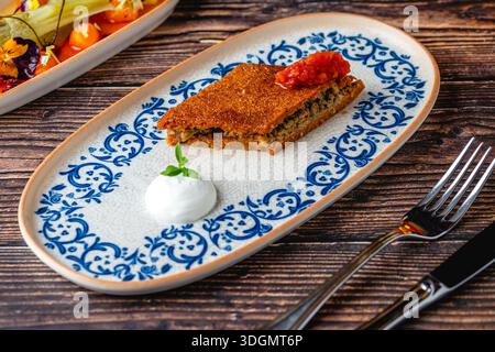 Moderne Interpretation traditioneller türkischer Bulgur-Fleischbällchen Stockfoto