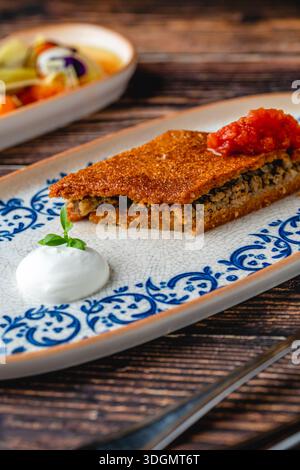 Moderne Interpretation traditioneller türkischer Bulgur-Fleischbällchen Stockfoto