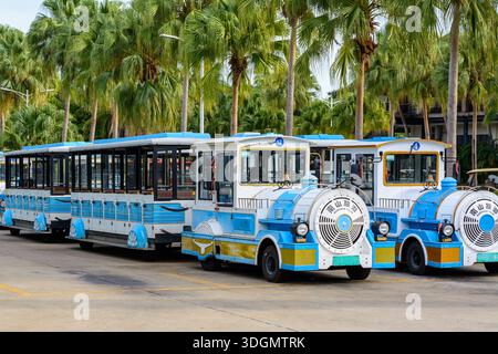 Sanya, Hainan, China - 20. Februar 2020: Parken mit Fun-Fahrzeugen in Form einer blauen Dampflokomotiven für Touristen und Besucher auf dem t Stockfoto