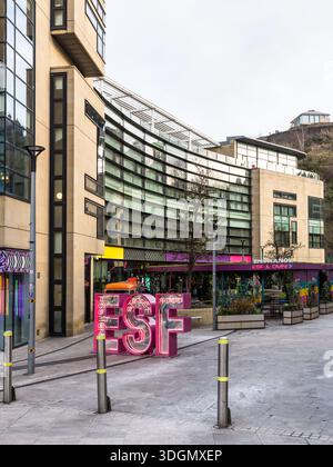 Edinburgh, Schottland, Großbritannien - 14. Februar 2025: Edinburgh Street Food im Omni Centre, Leith Street, Edinburgh, Vereinigtes Königreich. Stockfoto