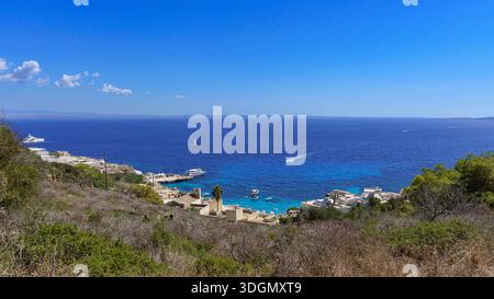 Ein atemberaubender Blick aus der Vogelperspektive auf das malerische Fischerdorf und den Hafen der Insel Levanzo, Sizilien, mit seiner weißen mediterranen Architektur Stockfoto