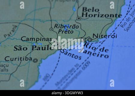 Makroansicht einer gedruckten Weltkarte mit Schwerpunkt auf Südost-Brasilien, die São Paulo, Rio de Janeiro, Belo Horizonte und die Atlantikküste zeigt. Stockfoto
