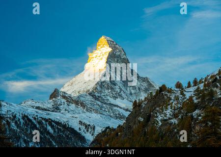 Matterhorn Gipfel goldener Sonnenaufgang alpenglow Nahaufnahme im Herbst. Zermatt, Kanton Wallis, Schweiz. Stockfoto