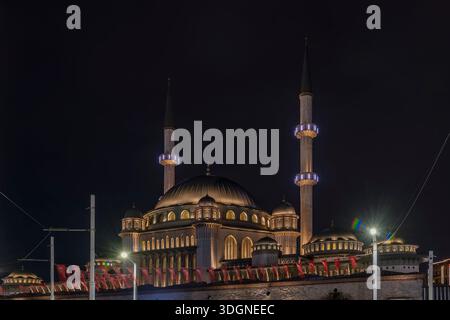 Nachtansicht auf die Taksim Moschee (türkisch Taksim Camii) auf dem Taksim Platz in Istanbul, Türkiye Stockfoto