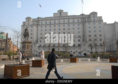 Das Queens liegt am City Square neben dem Bahnhof. LEEDS. Vereinigtes Königreich. Condado de Yorkshire. zona Central de Inglaterra. Gran B Stockfoto