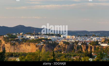 Weite Landschaft von Ronda am Tajo mit Sierra de las Nieves im Hintergrund. Weiße Dorfarchitektur umgeben von Natur und Olivenhainen. Stockfoto