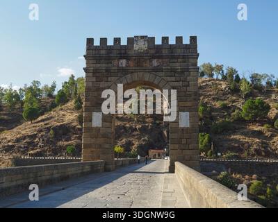 Römischer Bogen, zu Ehren von Trajan, über der alten römischen Brücke in Alcantara, Extremadura, Spanien, Europa Stockfoto