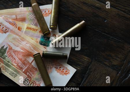 Kugeln liegen auf der Geldspitze Stockfoto