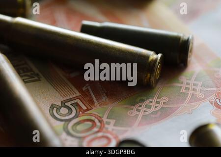 Kugeln liegen auf der Geldspitze Stockfoto