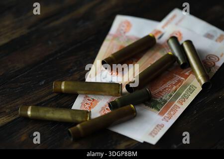 Kugeln liegen auf der Geldspitze Stockfoto