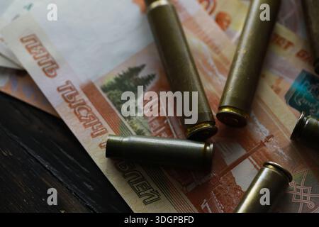 Kugeln liegen auf der Geldspitze Stockfoto