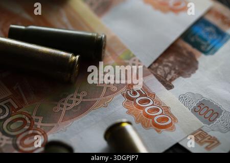 Kugeln liegen auf der Geldspitze Stockfoto