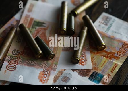 Kugeln liegen auf der Geldspitze Stockfoto